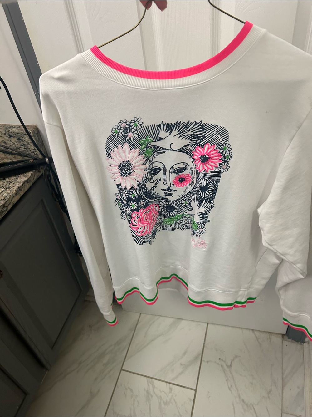 NWOT LILLY PULITZER graphic White Floral Graphic Pullover with Pink Trim.